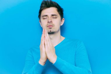 Stüdyoda poz veren adam