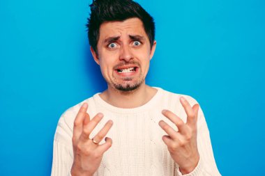 Stüdyoda poz veren adam