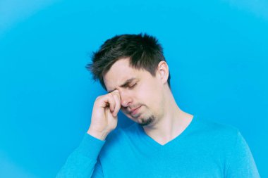 Stüdyoda poz veren adam