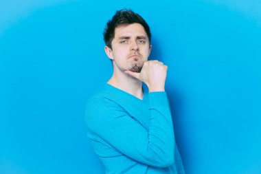 Stüdyoda poz veren adam