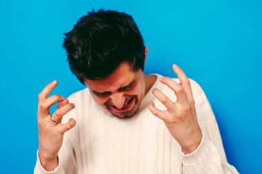 Stüdyoda poz veren adam