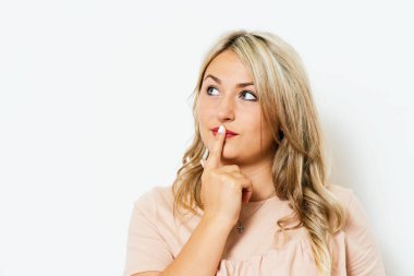 Kadın parmağını dudaklarına koydu.