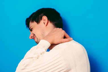 Boyun ağrısı. Arkadaki adam