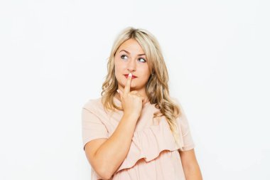 Kadın stüdyo geçmişine karşı düşünüyor.