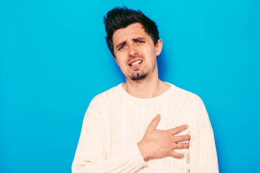 Kalp krizi geçiren bir adam.