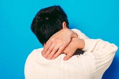 Boyun ağrısı. Arkadaki adam