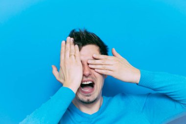 Erkekler gözlerini onun elleriyle kapatır.