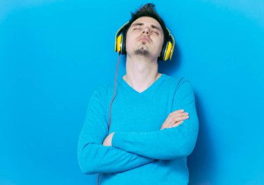 Stüdyoda poz veren adam