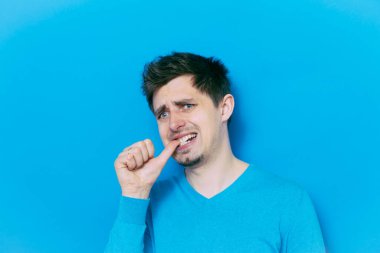 Adam tırnaklarını yiyor.