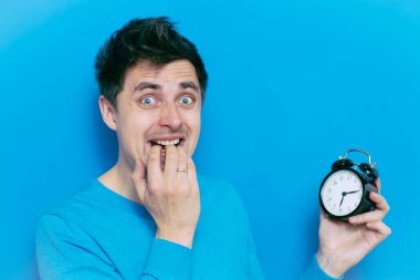 Stüdyoda poz veren adam