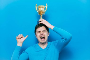 Altın kadehli bir adam