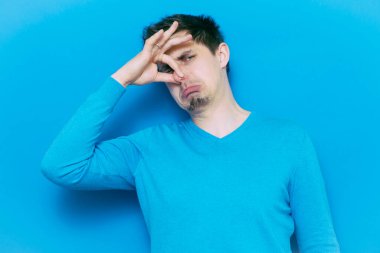 Leş gibi kokuyor. Adamın burnunu kapatır.