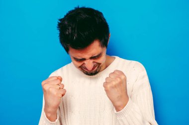 Stüdyoda poz veren adam