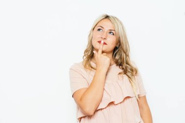 Kadın stüdyo geçmişine karşı düşünüyor.