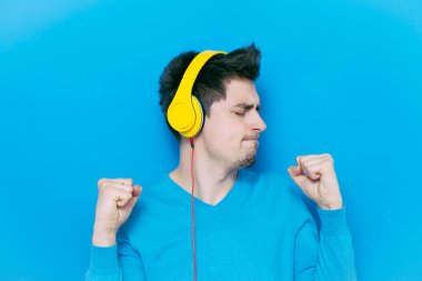 Stüdyoda poz veren adam