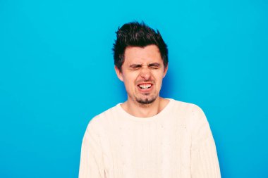 Stüdyoda poz veren adam