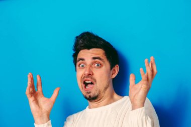 Adam korkudan korkuyor.