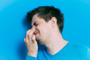 Leş gibi kokuyor. Adamın burnunu kapatır.