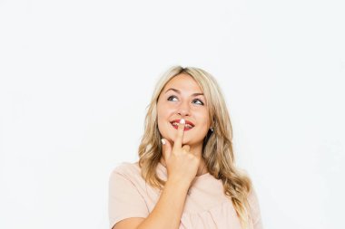 Kadın stüdyo geçmişine karşı düşünüyor.