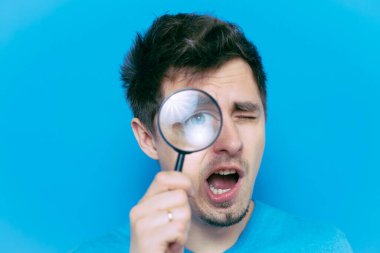 Elinde büyüteç olan adam.