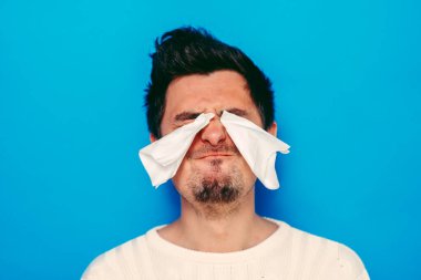 Stüdyoda poz veren adam