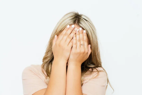 Frau Verdeckt Sein Gesicht Mit Der Hand — Stockfoto