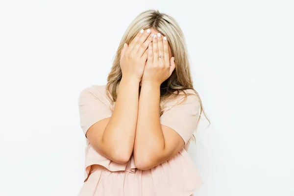 Vrouw Bedekt Zijn Gezicht Met Hand — Stockfoto