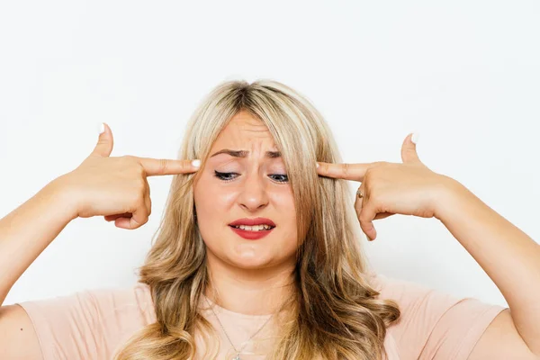 Mujer Pensando Con Dedo Sien — Foto de Stock