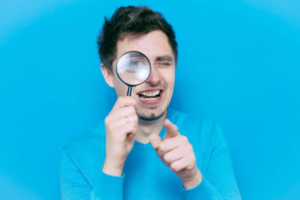 Man Met Een Vergrootglas — Stockfoto