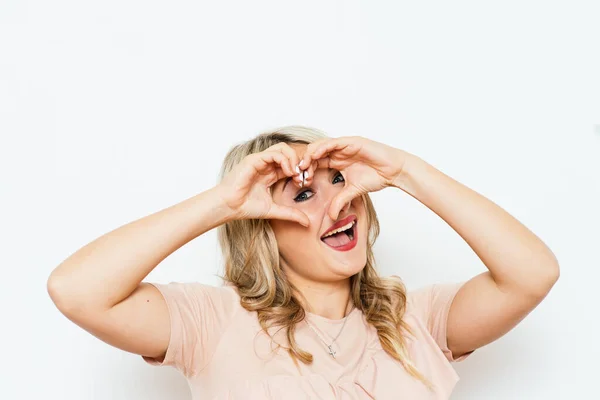 Frau Bastelt Eine Hand Herzrahmen — Stockfoto