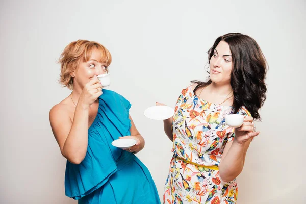 Δύο Κορίτσια Που Πίνουν Καφέ Στο Στούντιο — Φωτογραφία Αρχείου