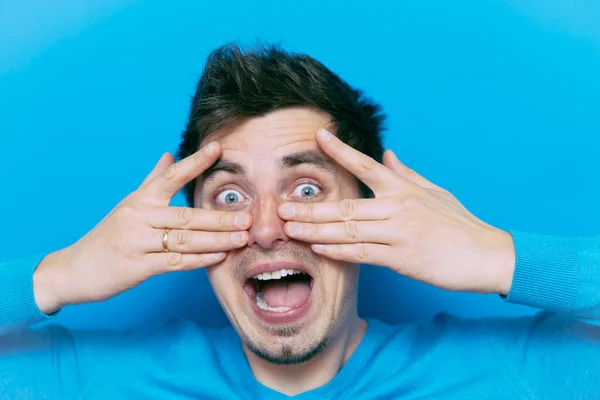 Mann Schließt Augen Mit Ihren Händen — Stockfoto