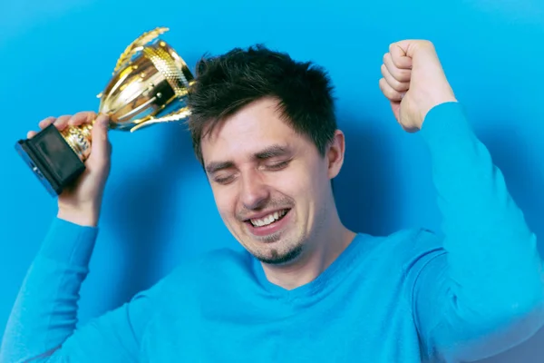 Hombre Con Una Copa Oro — Foto de Stock