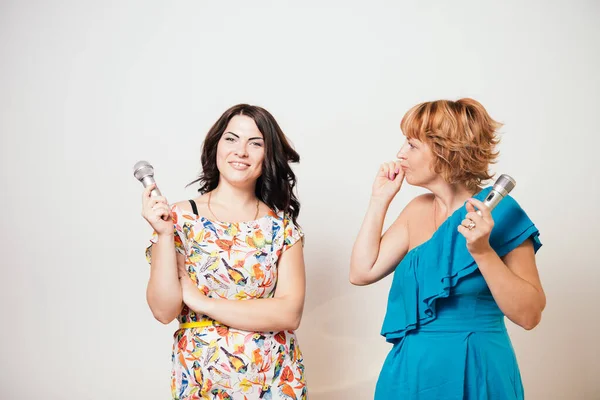 Dos Mujeres Felices Cantando Micrófonos Divirtiéndose —  Fotos de Stock