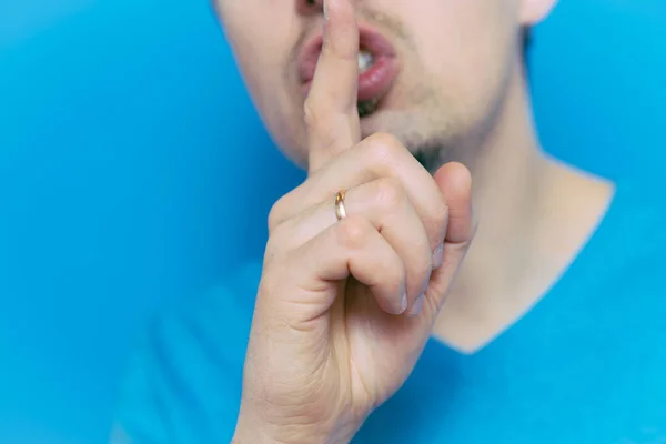 Mann Legte Finger Auf Ihre Lippen — Stockfoto