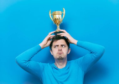 Altın kadehli bir adam