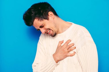 Kalp krizi geçiren bir adam.