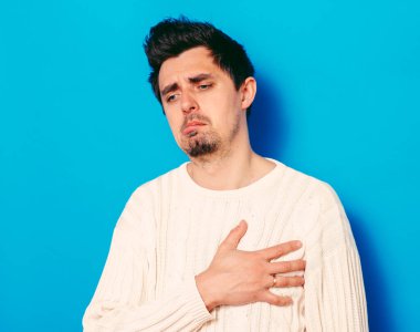 Kalp krizi geçiren bir adam.