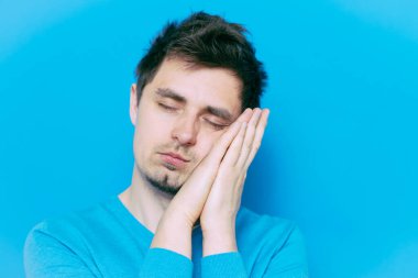 Stüdyoda poz veren adam