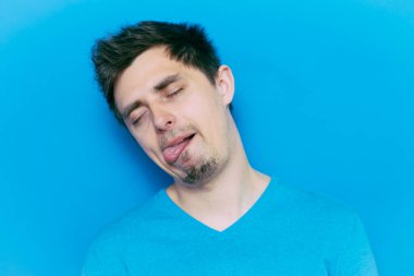 Adam ofis işinde çok yorgundu.