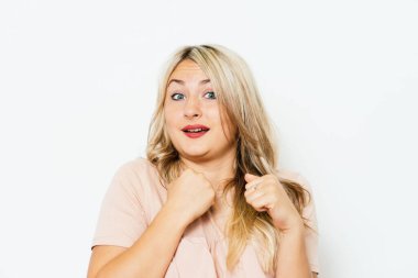 Kadın korkudan korkuyor.