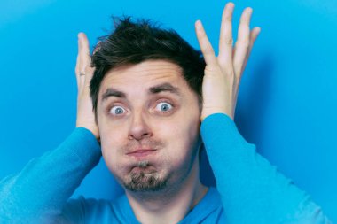 Stüdyoda poz veren adam