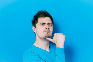 Stüdyoda poz veren adam