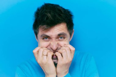 Adam tırnaklarını yiyor.