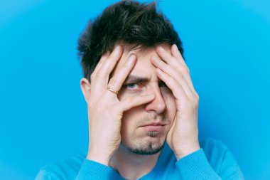 Parmaklarından İzle.