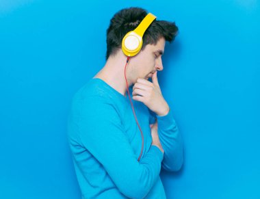 Stüdyoda poz veren adam