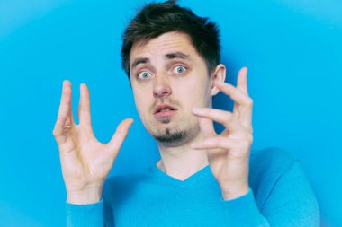 Adam korkudan korkuyor.