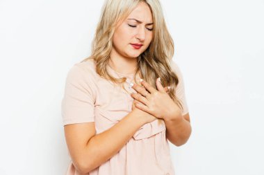 Kalp krizi geçiren bir kadın.