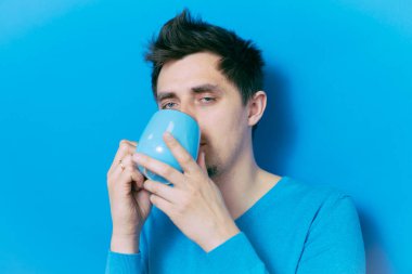 Stüdyoda poz veren adam