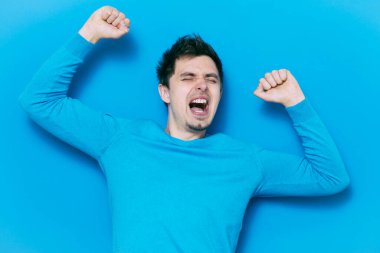 Neşeli, çok mutlu bir adam.